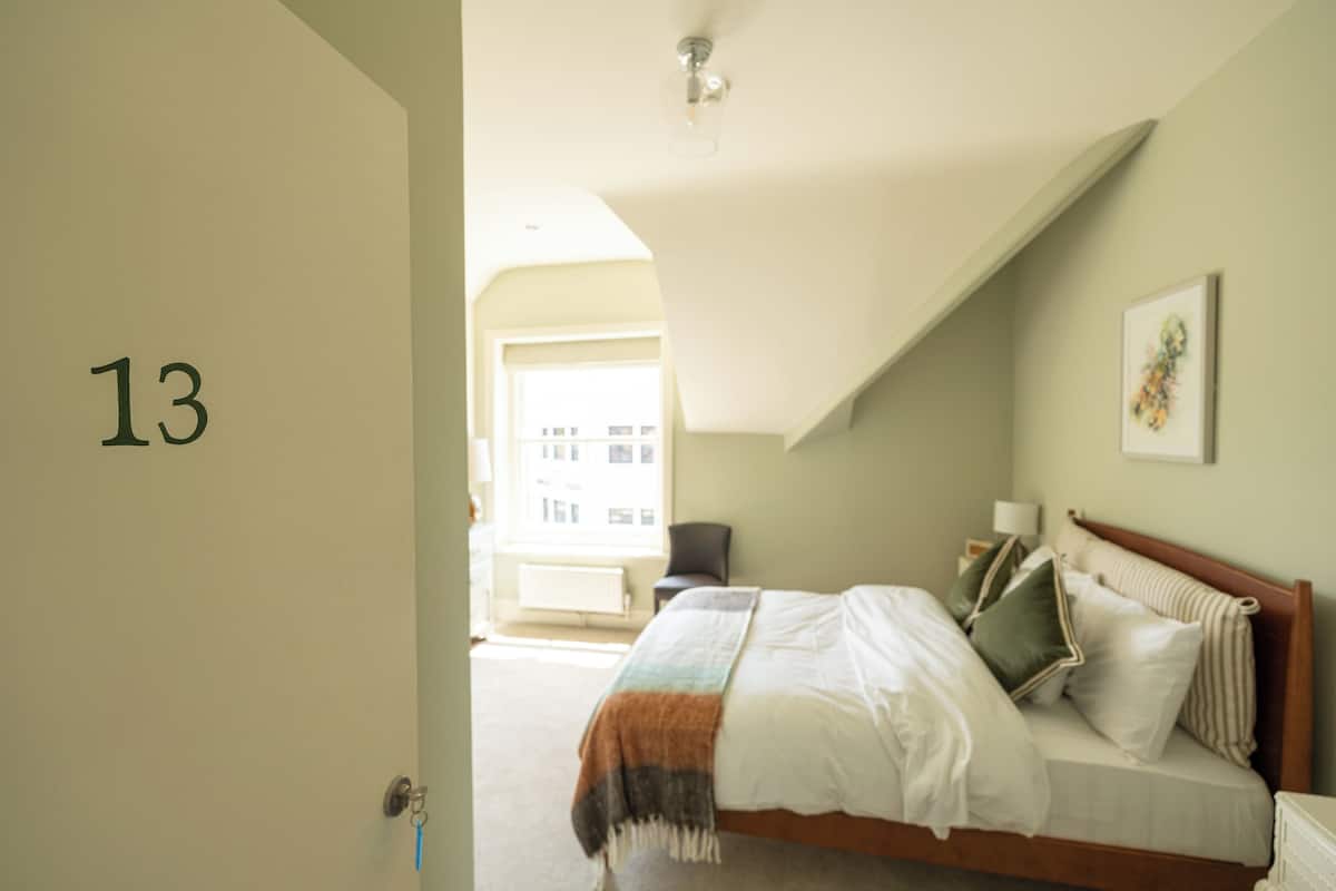 Classic Double Room, 1 Double Bed | Blackout drapes, iron/ironing board, free WiFi