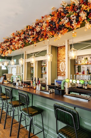 Bar (en el alojamiento). The Ox Pub & Rooms