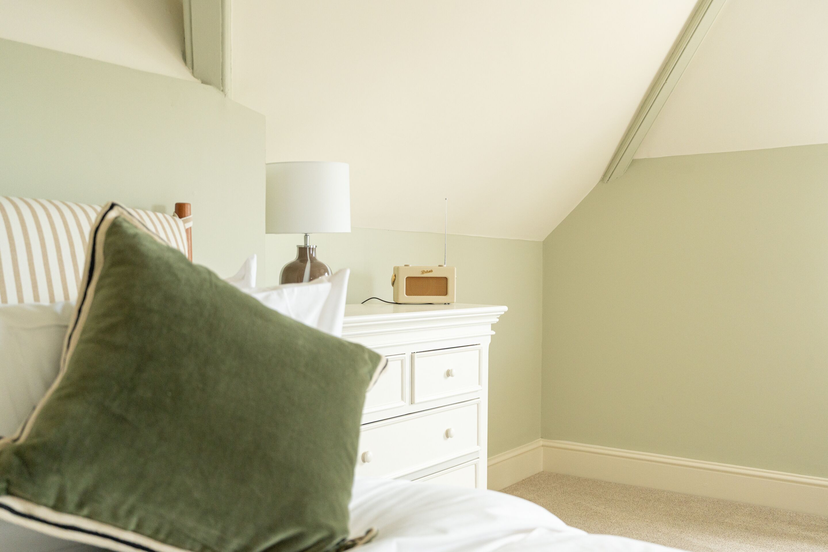 Quarto casal superior, suíte | Cortinas blackout, ferros/tábuas de passar roupa, Wi-Fi de cortesia