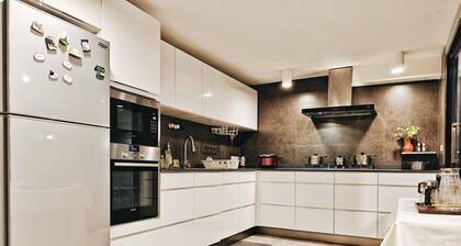 Hidden 4-bedroom townhome with AC/WiFi in Ekkamai
