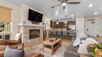 Condo (2 Bedrooms) | Front of property