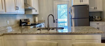 Charming 2-bedroom house in Historic Vandergrift with AC