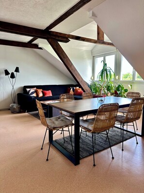 Dining - Vintage Loft •  155 m² •  4 bedrooms •  Parking, Netflix, Ultra-fast fiber Wifi (Mulhouse)