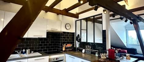 Een koelkast, een microgolfoven, een oven, een kookplaat