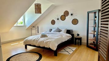 4 chambres, bureau, fer et planche Ă repasser, lit parapluie