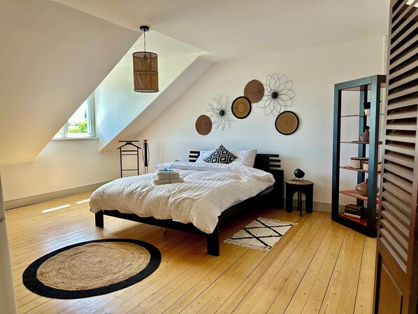 4 bedrooms, desk, iron/ironing board, travel crib