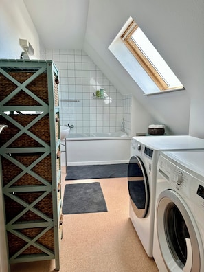 Shower, hair dryer, towels, soap - Vintage Loft • 155 m² • 4 bedrooms • Parking, Netflix, Ultra-fast fiber Wifi (Mulhouse)