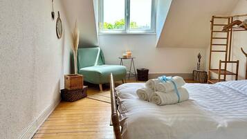 4 bedrooms, desk, iron/ironing board, travel crib