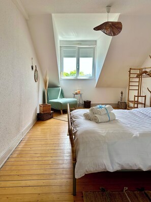 4 chambres, bureau, fer et planche à repasser, lit parapluie