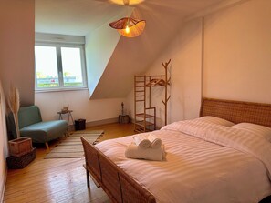 4 Schlafzimmer, Schreibtisch, Bügeleisen/Bügelbrett, Reisekinderbett