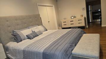 1 slaapkamer, een strijkplank/strijkijzer, wifi, beddengoed