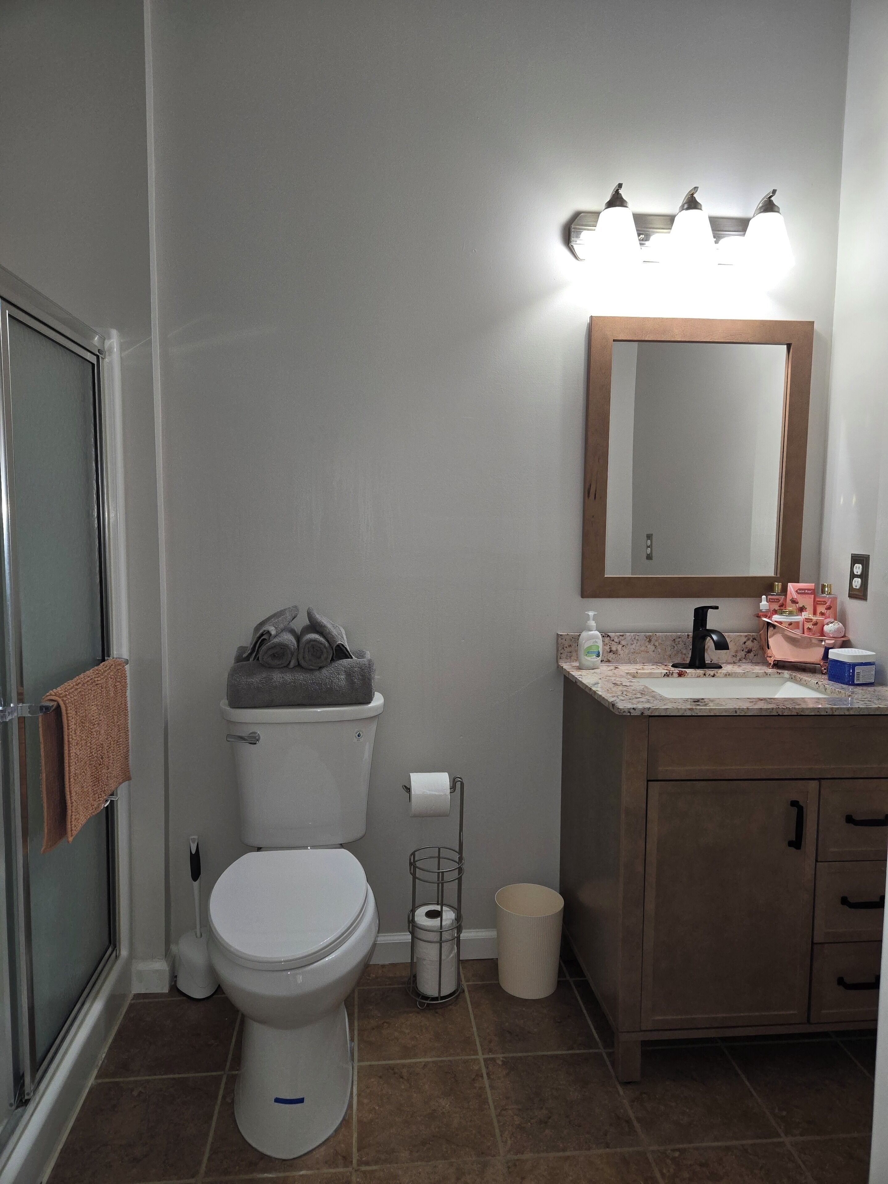 Secadora de cabello, toallas, papel de baño 