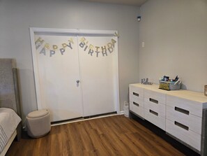 1 slaapkamer, een strijkplank/strijkijzer, wifi, beddengoed