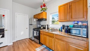 Microondas, horno, placa de cocina