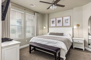 4 bedrooms, iron/ironing board, WiFi, bed sheets - Luxury 4 Bedroom Home: Pool, HotTub, & Gym (Washington)