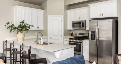 Luxury 4 Bedroom Home: Pool, HotTub, & Gym