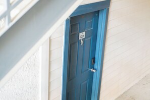 Exterior detail - Central Dallas 3bd w/ Pool & Free Parking (Dallas)