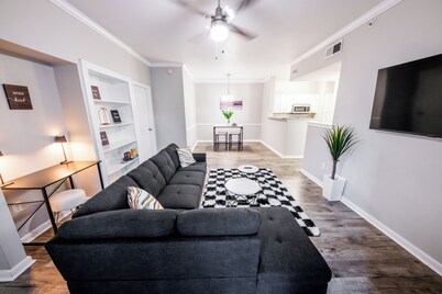 Central Dallas 3bd w/ Pool & Free Parking