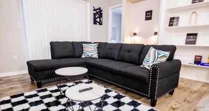 Central Dallas 3bd w/ Pool & Free Parking
