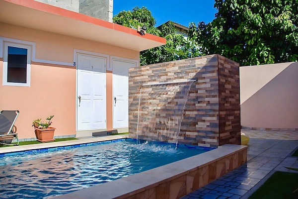 Udendørs pool, åben fra kl. 08.00 til kl. 21.30, parasoller, liggestole