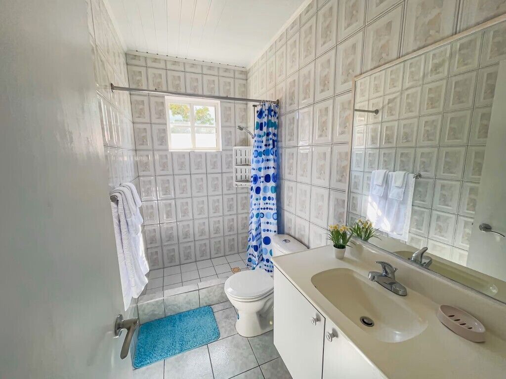 Superior-Apartment, Poolblick | Badezimmer | Dusche, Handtücher, Seife, Toilettenpapier