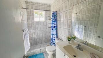 Apartemen Superior, pemandangan kolam renang | Kamar mandi | Shower, handuk, sabun, dan sampo