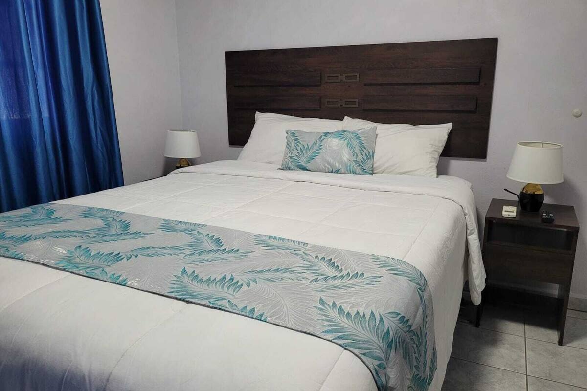Apartament superior, vistes a la piscina | Cortines opaques i habitacions insonoritzades 