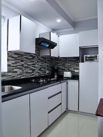 Refrigerador con freezer, horno, placa de cocina, utensilios de cocina. Sunway Aruba Aparments
