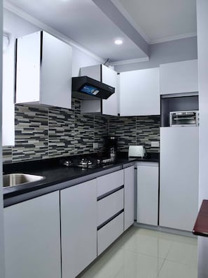 Comfort-Apartment, Poolblick | Eigene Küche | Großer Kühlschrank, Ofen, Herdplatte, Kochgeschirr/Geschirr/Besteck