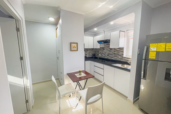 Apartemen Comfort, pemandangan kolam renang (Comfort #5) | Dapur pribadi | Lemari es besar, oven, kompor, dan peralatan masak/sendok-piring