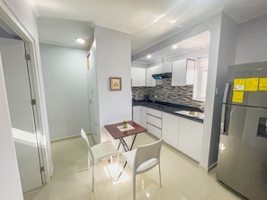 Apartament Comfort, vistes a la piscina | Cuina privada | Frigorífic gran, forn i placa de cuina