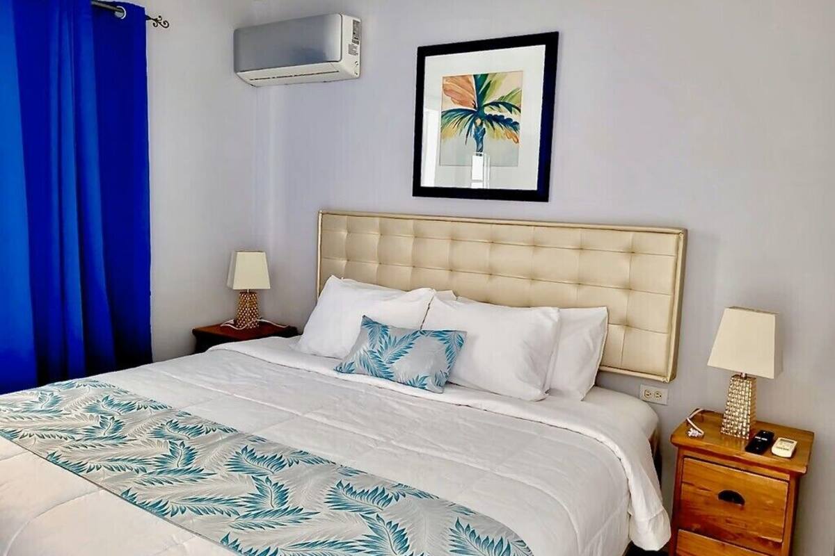 Apartament superior, vistes a la piscina | Cortines opaques i habitacions insonoritzades 