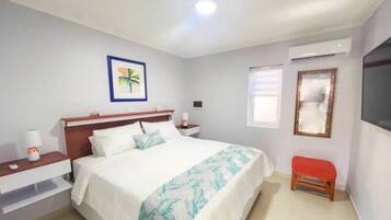 Apartemen Comfort, pemandangan kolam renang | Tirai kedap cahaya, kedap suara, setrika/meja setrika, dan Wi-Fi gratis