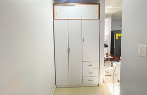 舒适公寓, 泳池景观 | 遮光窗帘、隔音、熨斗/熨衣板、免费 WiFi