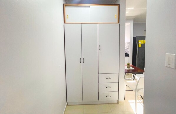 Comfort-Apartment, Poolblick | Verdunkelungsvorhänge, schallisolierte Zimmer, Bügeleisen/Bügelbrett