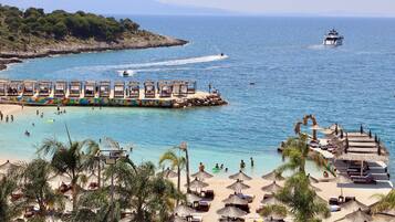 Premium bedding, desk, laptop workspace, free cribs/infant beds