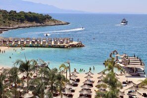 Premium bedding, desk, laptop workspace, free cots/infant beds