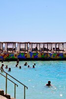 Un sauna, una bañera de hidromasaje, baño turco