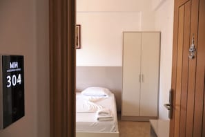 Roupas de cama premium, escrivaninha, espaço de trabalho para notebook