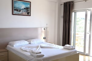 Habitación con 1 cama doble o 2 individuales, balcón, vistas al mar | Ropa de cama de alta calidad y escritorio