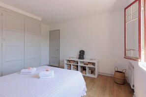 3 bedrooms, iron/ironing board, WiFi, bed sheets
