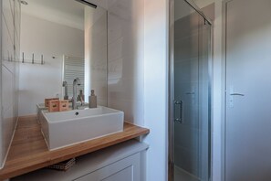 Een douche, een haardroger, handdoeken