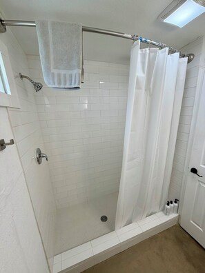 Douche, serviettes fournies, savon, shampoing