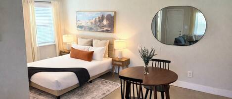 1 habitación, tabla de planchar con plancha, wifi gratis y ropa de cama