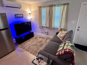 Smart TV - Dallas - Bishop Arts Guest Cottage - Pet Friendly! (Dallas)