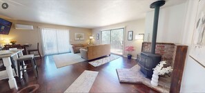 TV, fireplace