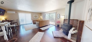 TV, fireplace