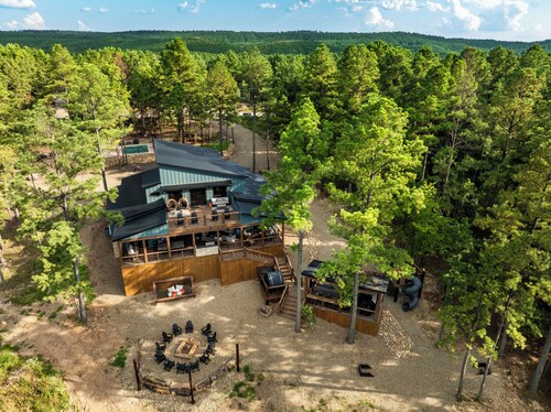 NEW Luxury Cabin, Pickleball/Hoops, Sauna, Golf, Pool Table, Dog Friendly