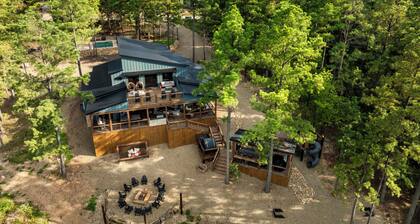 NEW Luxury Cabin, Pickleball/Hoops, Sauna, Golf, Pool Table, Dog Friendly