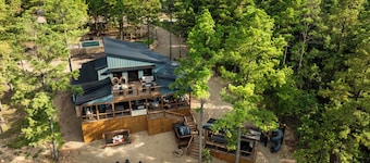 NEW Sleeps 28 *Pickleball/Hoops *Golf *Sauna